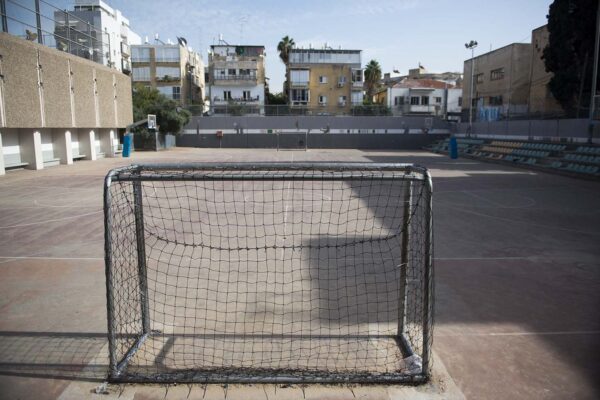 מגרש כדורגל בבית ספר בתל אביב (צילום: דניאל שטרית/פלאש90)