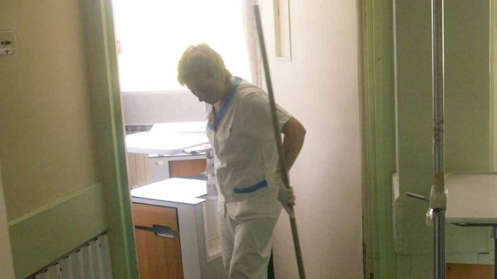 Cleaning worker at a hospital. (Photo: Olivier Fitoussi / Flash90)