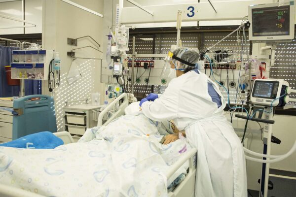 מחלקת קורונה בבית החולים הלל יפה. 166 חולים ברחבי הארץ מחוברים למכונות הנשמה (צילום: Amir Levy/Getty Images)