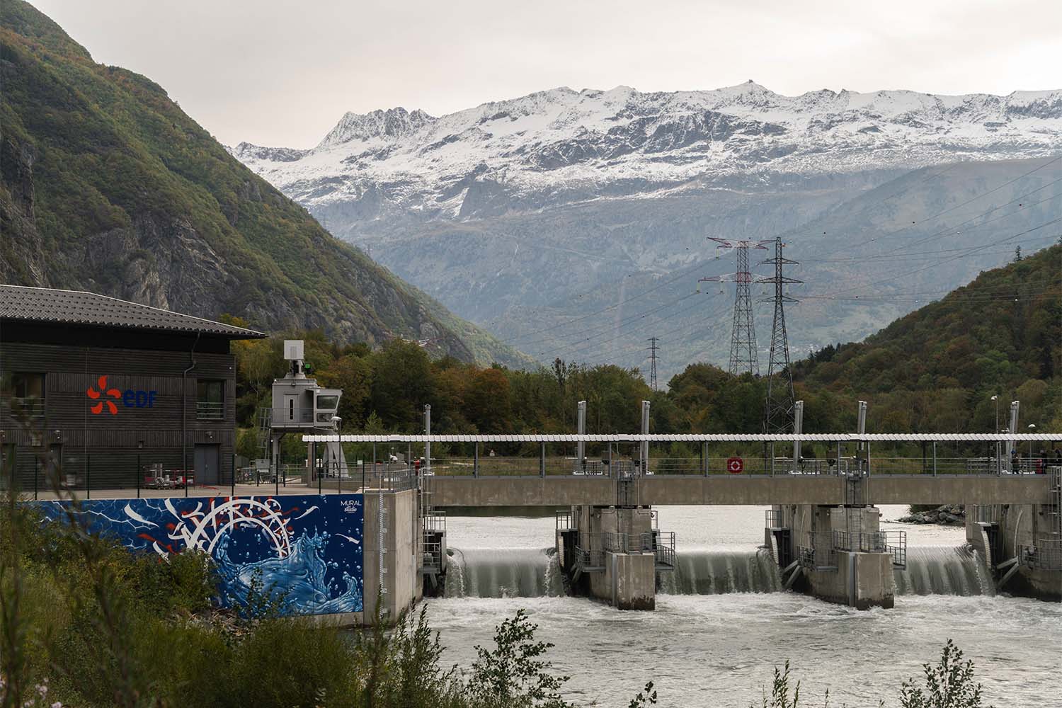 סכר הידרואלקטרי חדש בצרפת, כחלק מתכנית גרין ניו דיל האירופית. אוקטובר 2020 (צילום: Jeremy Suyker/Bloomberg via Getty Images)