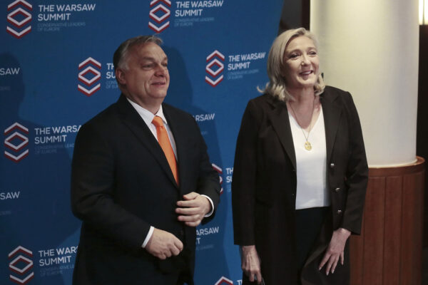 מנהיגת האיחוד הלאומי בצרפת, מארין לה פן, וראש ממשלה הונגריה ויקטור אורבן בפתח פסגת הימנים השמרנים בוורשה (AP Photo)