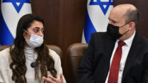 ראש הממשלה נפתלי בנט עם מיכל זכות, תלמידת כיתה י"א שהחלימה מקורונה ומתמודדת עם תסמיני 'לונג קוביד' (צילום: חיים צח / לע"מ)