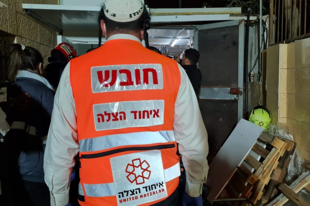 טכנאי מעליות כבן 40 נהרג בתאונת קריסת מעלית בשכונת בית חנינא בירושלים (קרדיט: דוברות איחוד הצלה)
