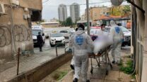 אנשי זק״א מטפלים באדם שנמצא ללא רוח חיים בדירתו בפתח תקווה (צילום: דוברות זק״א)