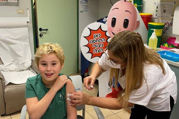 ליאם גילשטרן אלן, בן 7, מתחסן במרכז החיסונים של כללית באור יהודה (צילום: דוברות כללית)