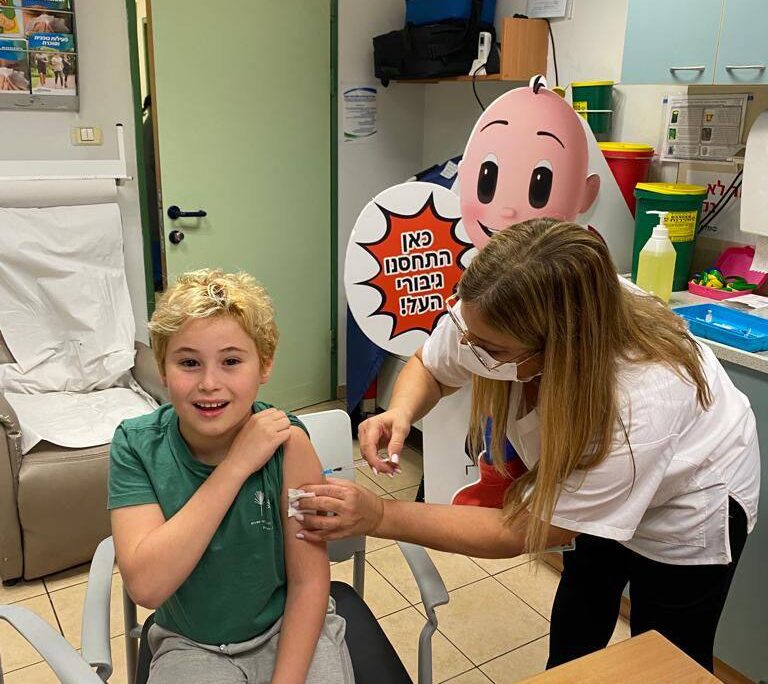 ליאם גילשטרן אלן, בן 7, מתחסן במרכז החיסונים של כללית באור יהודה (צילום: דוברות כללית)