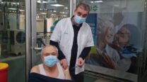 אלי מנור, בן 73, מטופל בשירותי בריאות כללית, מקבל חיסון רביעי לקורונה במתחם החיסונים של כללית בעפולה (צילום: דוברות כללית)