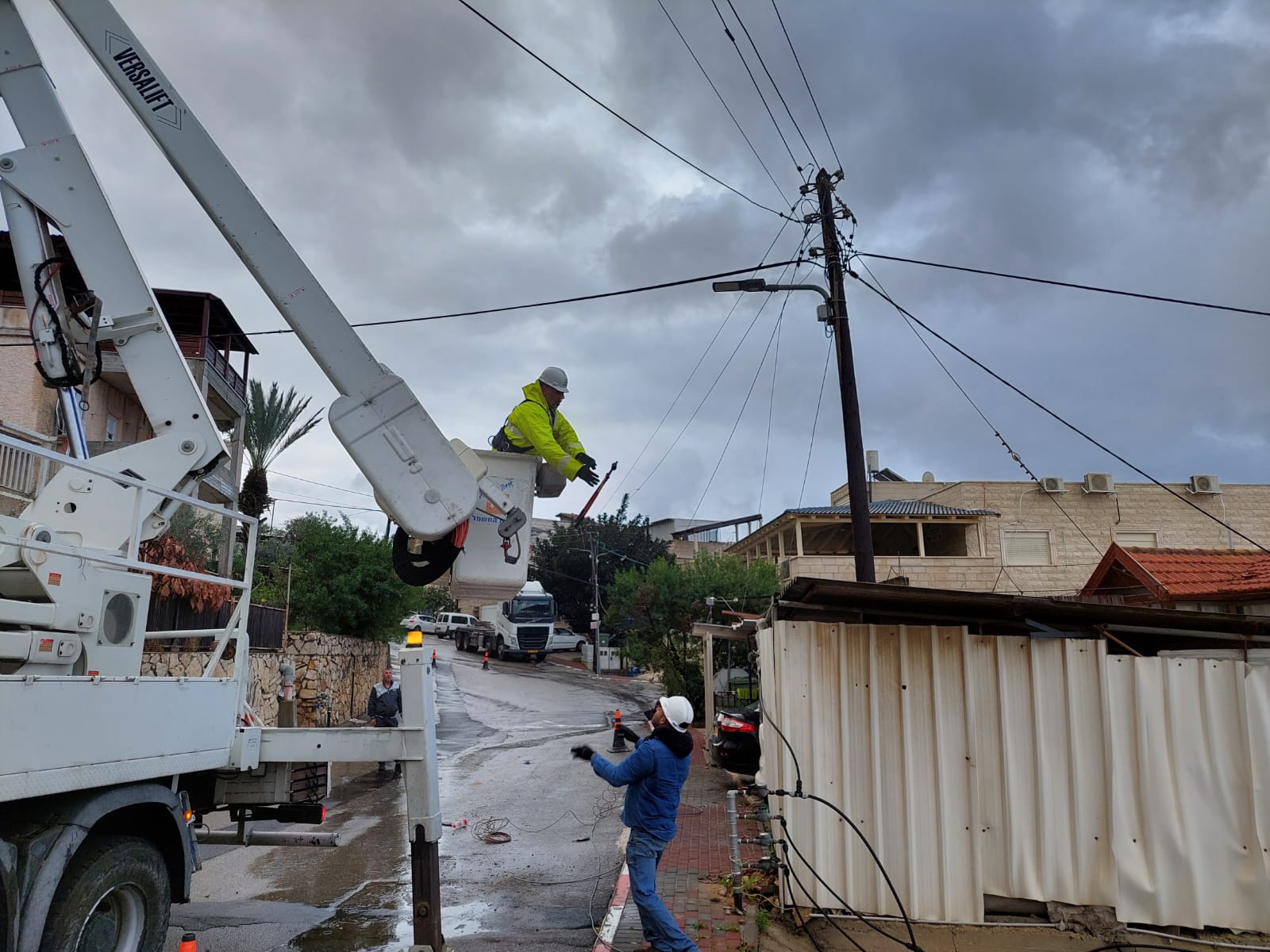 עובדי חברת החשמל בביצוע עבודות תחזוקה וטיפול בתקלות במהלך הסופה ״כרמל״ (צילום: חברת החשמל לישראל)