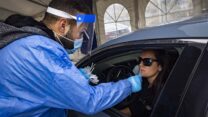 בדיקות קורונה (צילום: אוליבייה פיטוסי/פלאש90)