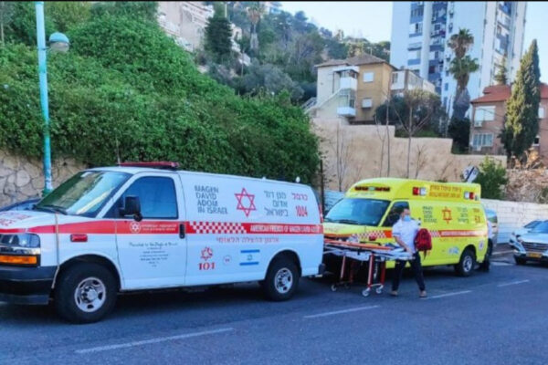 עובד נפל מגובה באתר בנייה בחיפה, מצבו בינוני