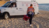 אמבולנס בחוף הים (צילום ארכיון: תיעוד מבצעי מד"א)