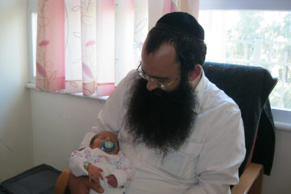אלעזר מרדכי גולדברג ז"ל מחזיק את בתו ריקי, לפני 4 שנים (צילום: אלבום פרטי)