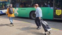 רבים מהקשישים נאלצים לצאת לעבוד ולא יכולים לקחת חופש עד שיעבור הגל (צילום אילוסטרציה: shutterstock)