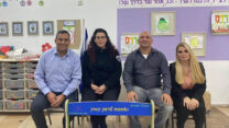 חונכים את ספסל הידידות. מימין: שני אביגל, ירון הרוש, מעיין כהן, אלון דוידי (צילום: עיריית שדרות)