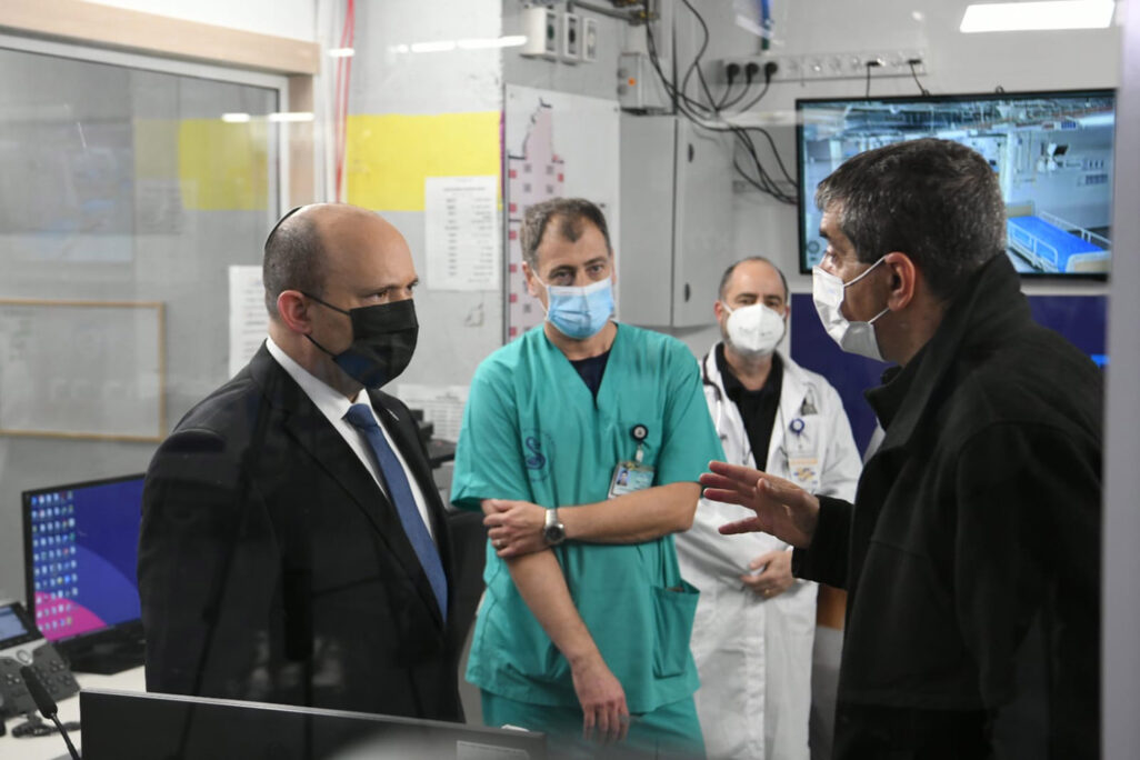 ראש הממשלה נפתלי בנט בביקור בבית החולים שיבא (צילום: חיים צח, לע"מ)