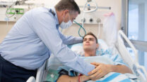 מפקד חיל האוויר אלוף עמיקם נורקין (משמאל) מבקר את סרן רון בירמן שנפצע בהתרסקות המסוק ליד חיפה (צילום: דובר צה״ל)