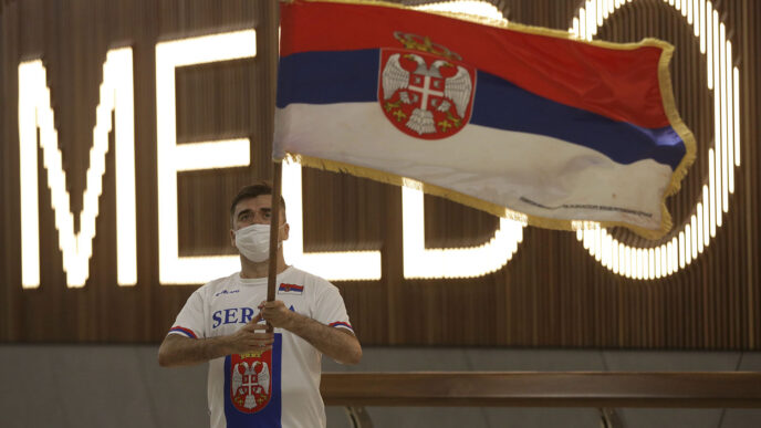 מעריץ סרבי של נובאק ג'וקוביץ' מפגין בשדה התעופה במלבורן (צילום: AP Photo/Hamish Blair))