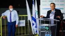 שר הבריאות ניצן הורוביץ (מימין) ושר האוצר אביגדור ליברמן. (צילום: פלאש90)