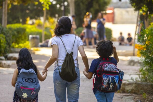 "אין גורם אחד שמרכז את הכל": שלוש אימהות על הכאוס במערכת החינוך