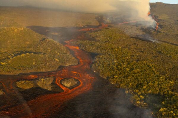 התפרצות הר הגעש וולף באי איסבלה בגלפאגוס (צילום: Wilson Cabrera/National Galapagos Park communications office via AP)