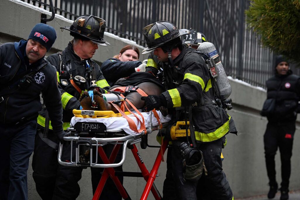 חילוץ דיירים מהשריפה בברונקס בניו יורק (צילום: REUTERS/Lloyd Mitchell)