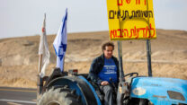 חקלאי מפגין בכביש הערבה (צילום: תם אלדר)