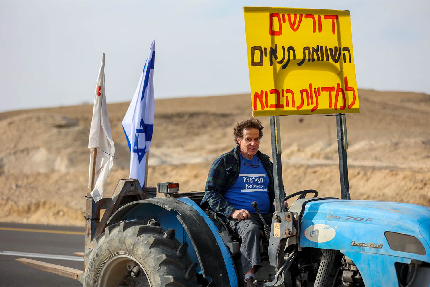 חקלאי בהפגנת החקלאים בכביש הערבה (צילום: תם אלדר)