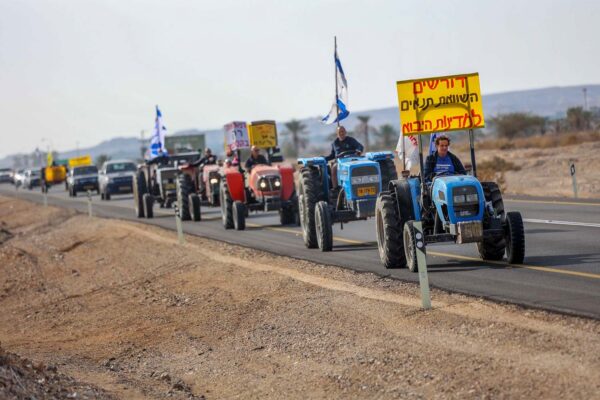״מוכרים אותנו לרשתות השיווק״: חקלאי הערבה הפגינו בכביש 90 במחאה על הרפורמה