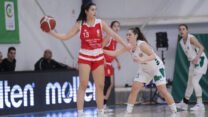 עדן ציפל (עם הכדור) במדי הפועל ראשון לציון מול מכבי חיפה (צילום: מנהלת ליגת העל לנשים בכדורסל)
