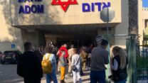תור לבדיקת אניטגן במתחם מד״א בחיפה (צילום: דבר)