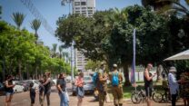 תור לבדיקות קורונה בתל אביב (צילום: מרים אלסטר / פלאש90)