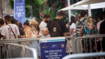 תור לבדיקות קורונה בתל אביב. (צילום: מרים אלסטר / פלאש90)