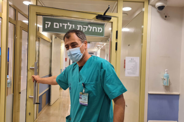 ד״ר איתי אשכנזי, מנהל מחלקת הקורונה לילדים בבית החולים ספרא תל השומר (צילום: דוברות ביה״ח שיבא)