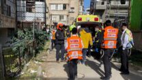 תאונת עבודה ברחוב יעקב רוזנהיים בבני ברק (צילום: בנימין פישל)