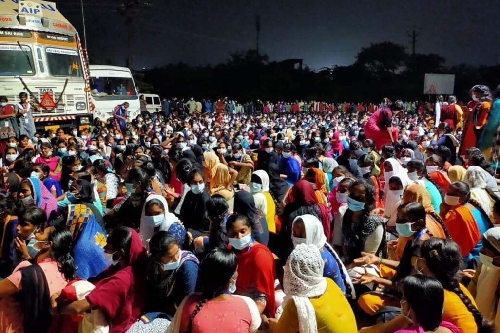 מחאת העובדים בהודו נגד תנאי ההעסקה בפוקסקון. זיהום במזון, צפיפות במגורים (צילום: IndustriALL Global Union)