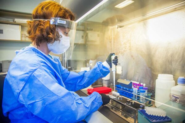 עובדת מעבדה מפענחת בדיקות קורונה בבית החולים איכילוב בתל אביב (צילום ארכיון: יוסי אלוני/פלאש90)