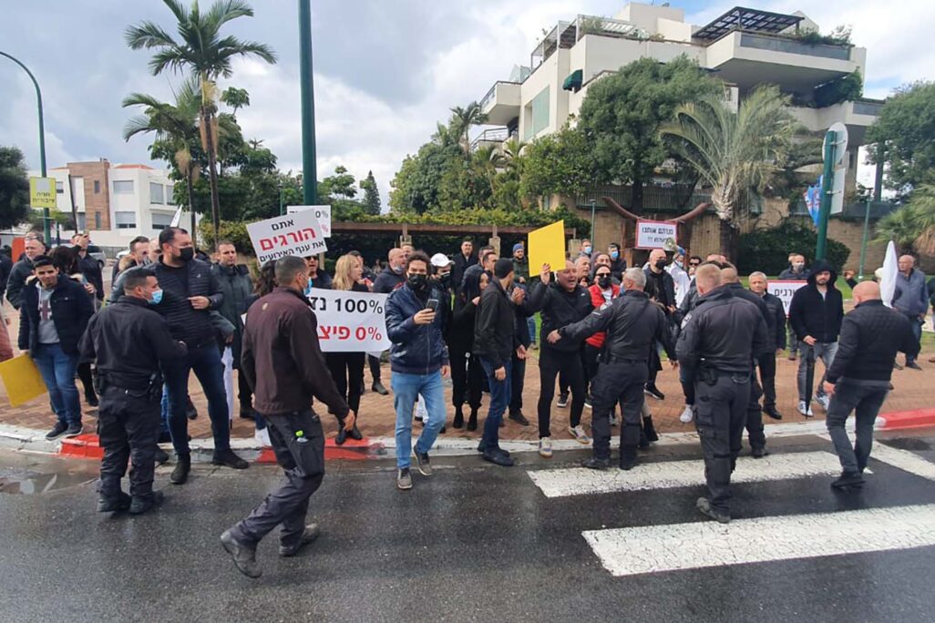 הפגנת העצמאיים מול ביתו של בנט ברעננה (צילום: רוזנבאום תקשורת)