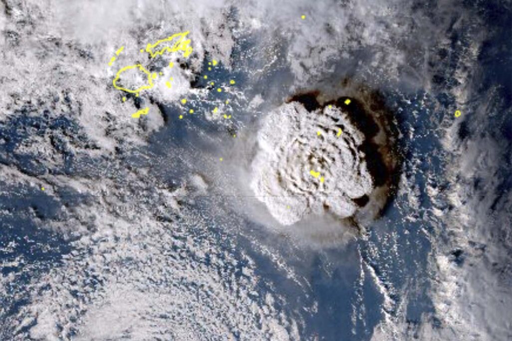 צילום לווין של התפרצות הר געש בטונגה 15 בינואר (צילום: Japan Meteorology Agency via AP)