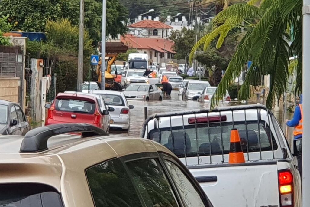הצפות במרכז הארץ: רכבים תקועים בכביש מוצף בשכונת עמישב בפתח תקווה (צילום: רשת העיתונאים הנקודה)