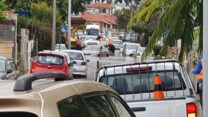 הצפות במרכז הארץ: רכבים תקועים בכביש מוצף בשכונת עמישב בפתח תקווה (צילום: רשת העיתונאים הנקודה)