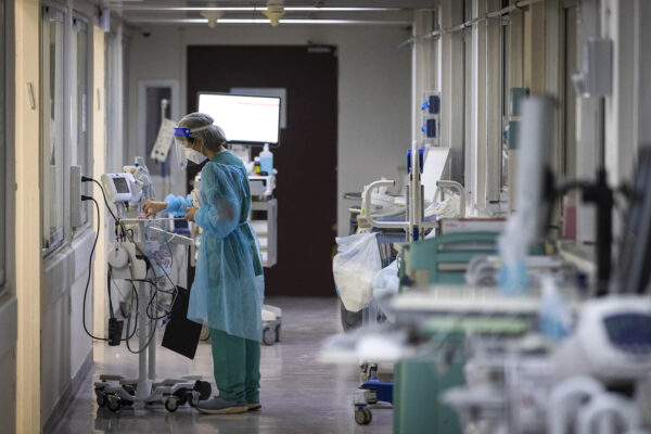 מחלקת קורונה בבית החולים הדסה עין כרם (צילום ארכיון: אוליבייה פיטוסי/פלאש 90)