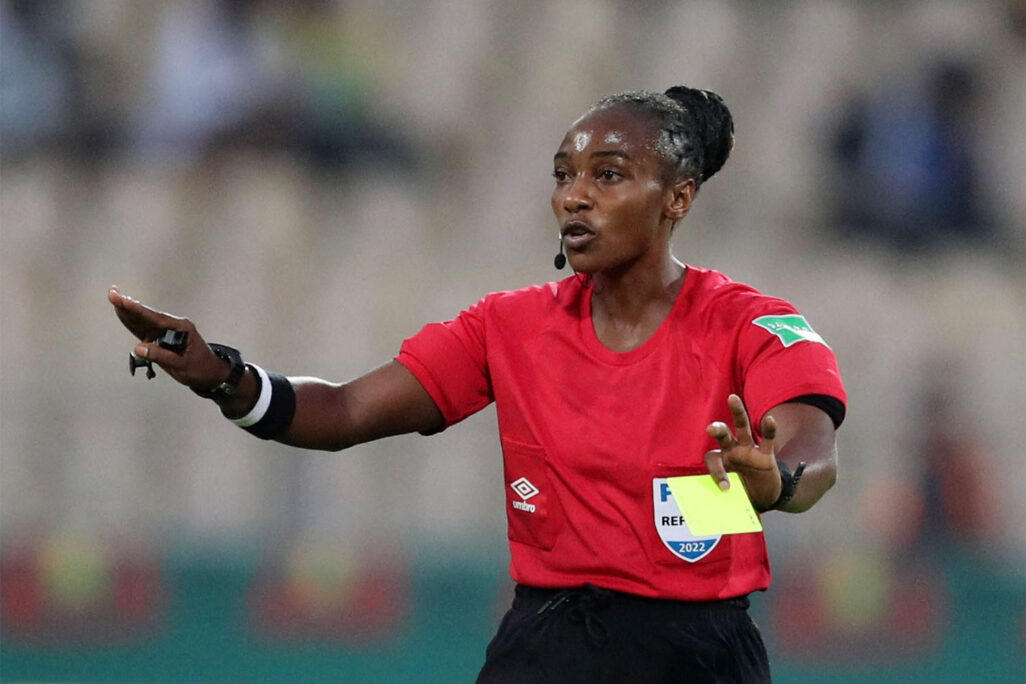 סאלימה מוקנסאנגה שופטת באליפות אפריקה, במשחק בין זימבבואה לגינאה (צילום: REUTERS/Mohamed Abd El Ghany)