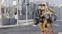 חיילים עם מסכות בירושלים. (צילום אילוסטרציה: Moshe Einhorn / Shutterstock)