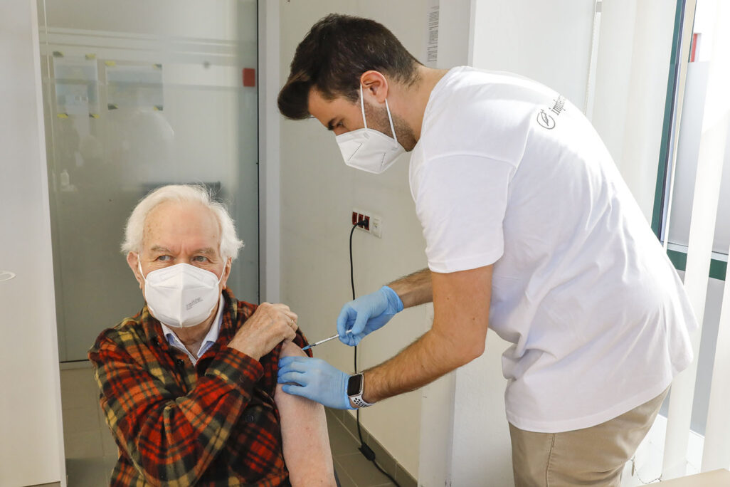 אזרח אוסטרי מקבל חיסון לקורונה (צילום: AP Photo/Lisa Leutner, File)