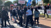 הפגנת עובדי התרבות והתיירות מול בית ראש הממשלה ברעננה (צילום: דבר)