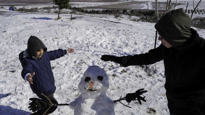 משחקים בשלג ברמת הגולן (צילום: מיכל גלעדי/פלאש 90)