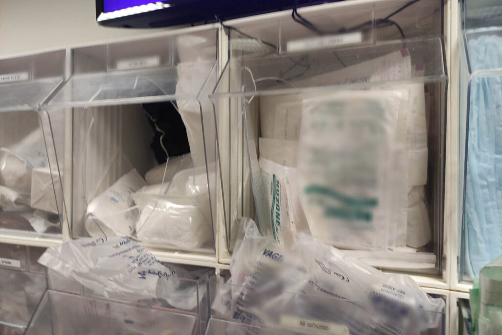 ארון תרופות שנשבר במהלך אירוע האלימות בבית החולים איכילוב (צילום: דוברות המשטרה)