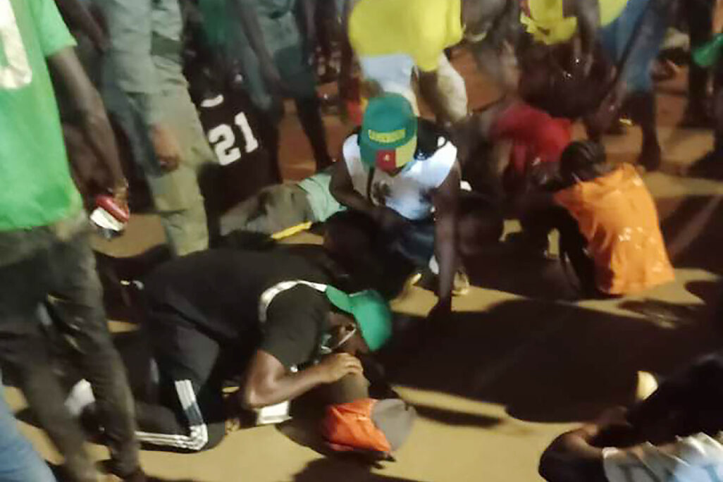 התאונה בה אוהדים נמחצו למוות מדוחק מחוץ לאצטדיון אולמבה בקמרון (צילום: AP Photo/Thierry Noukeu)