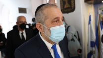 יו"ר ש"ס לשעבר אריה דרעי מגיע לבית המשפט לחתום על הסדר הטיעון (צילום: יונתן זינדל/פלאש90)