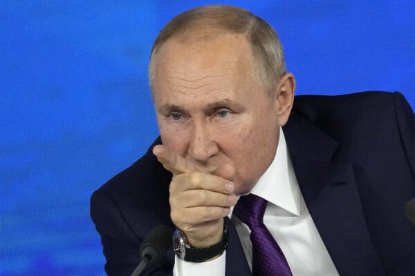 נשיא רוסיה ולדימיר פוטין. מכחיש את הכוונות לפלוש אבל ממשיך לרכז כוחות בגבול (צילום: AP Photo/Alexander Zemlianichenko)